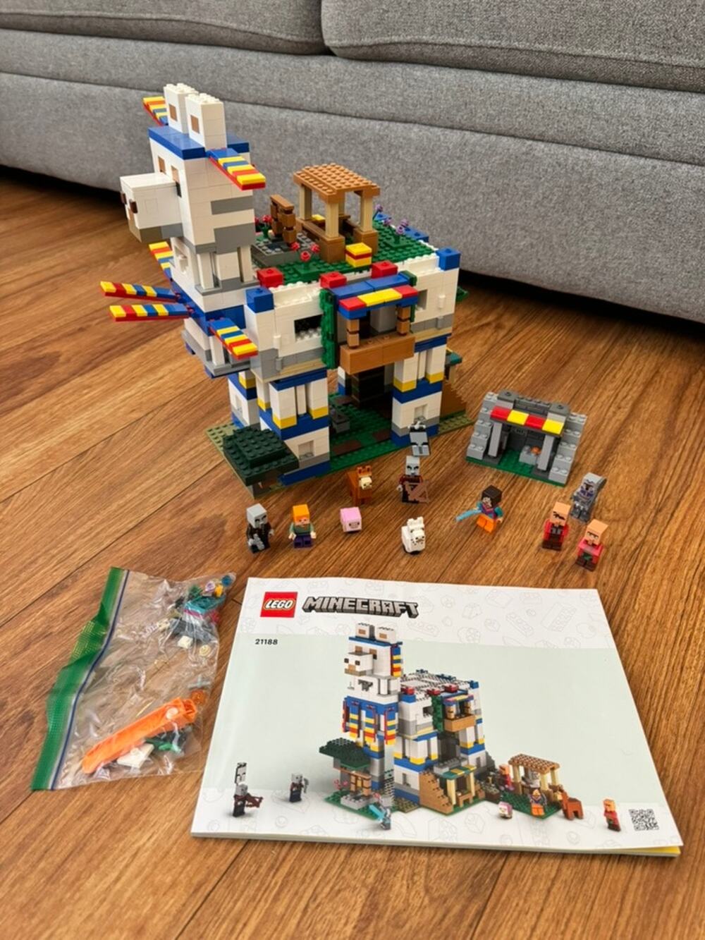 LEGO Minecraft The Llama Village 21188 Set Minifigures Instructions Sold As Is